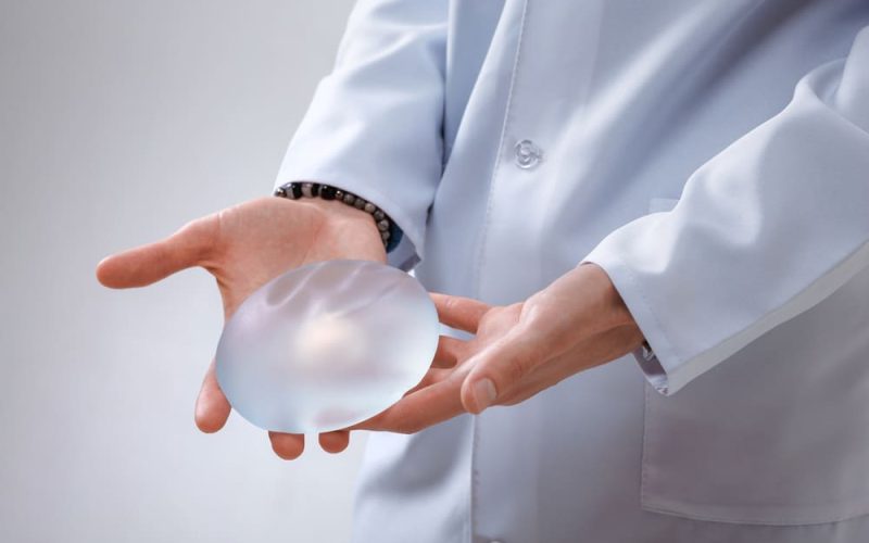 Cómo elegir implantes de senos según tu estilo de vida y objetivos estéticos