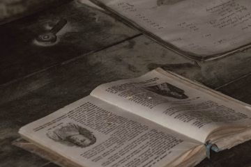 Los 7 compuestos químicos que explican el olor a libro viejo